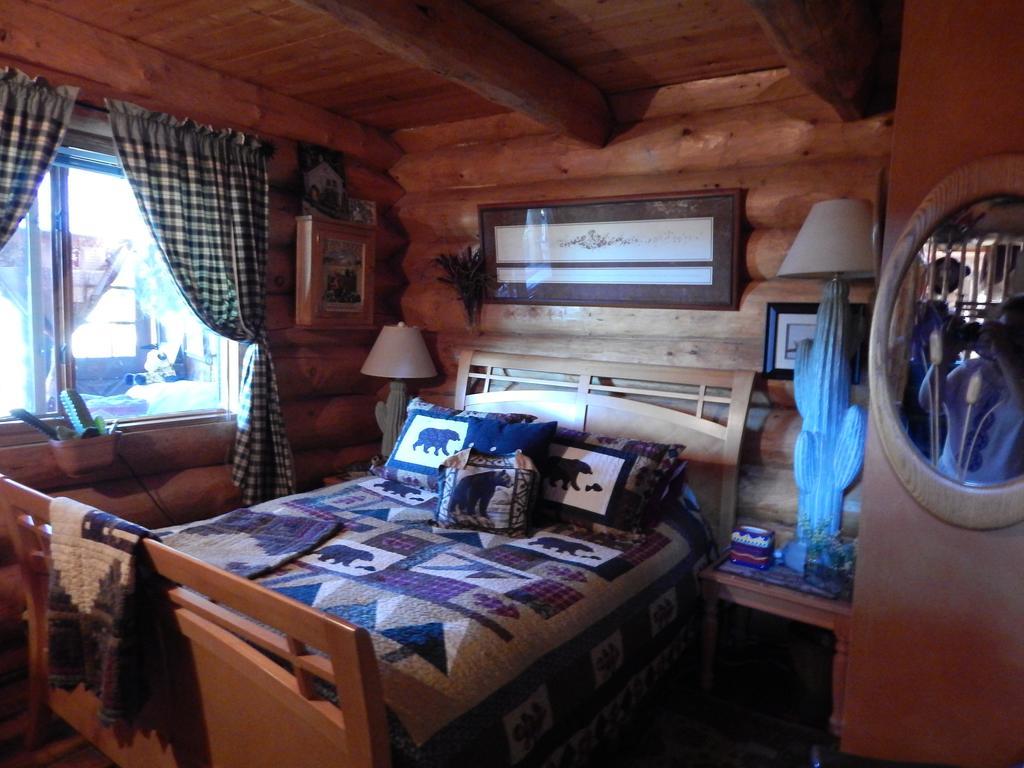 Idle Spurs Log Cabin Bed & Breakfast Black Diamond Bagian luar foto