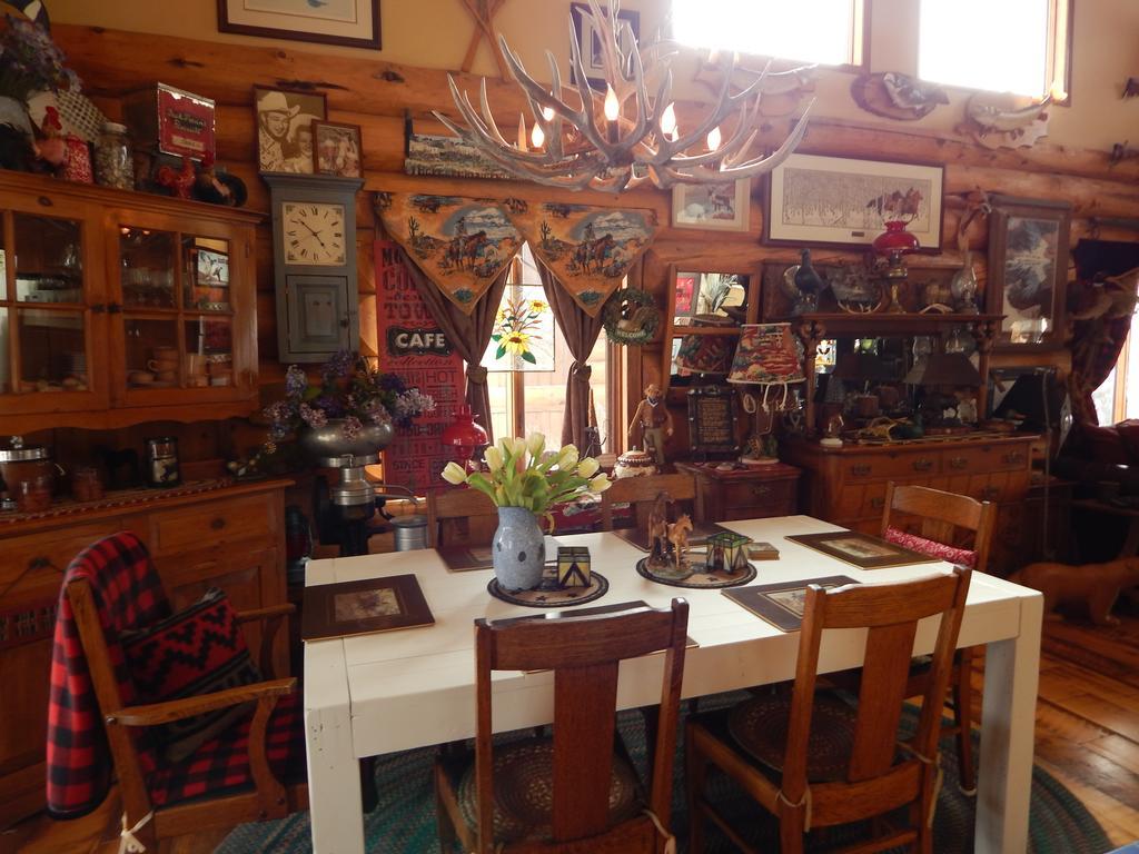 Idle Spurs Log Cabin Bed & Breakfast Black Diamond Bagian luar foto